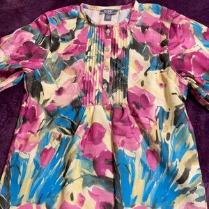 Beautiful girl’s flowered 3/4 sleeve top.